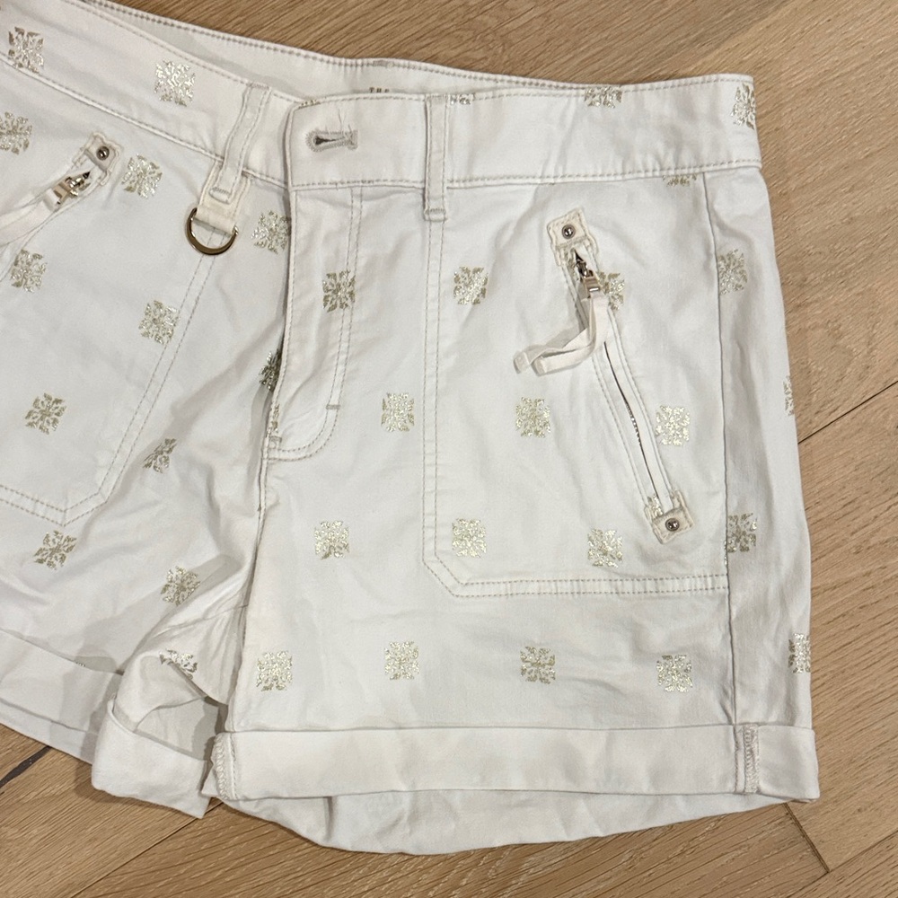 White House Black Market Ivory Women’s Cargo Shorts with Floral Detail size 6 - Picture 3 of 5